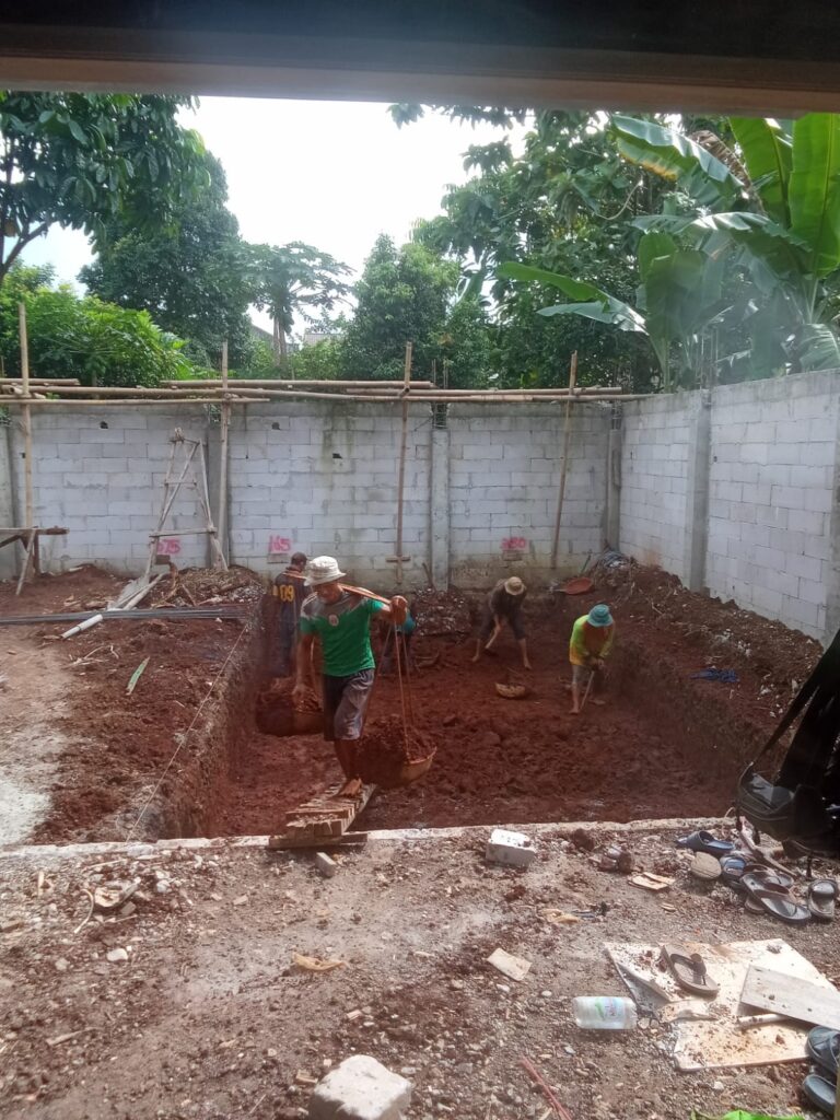 Proses Galian Tanah Kolam Renang Dengan Cara Manual Atau Konvensional