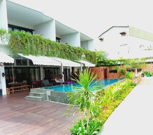 Taman di pinggir kolam renang
