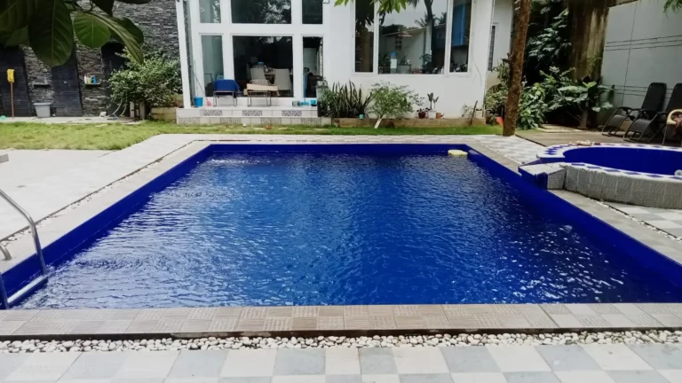 Kolam Renang dengan Automatic Water Level Control Valve.