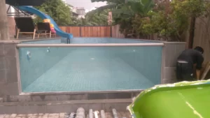 Kolam Renang dan Dengan Lantai Kaca