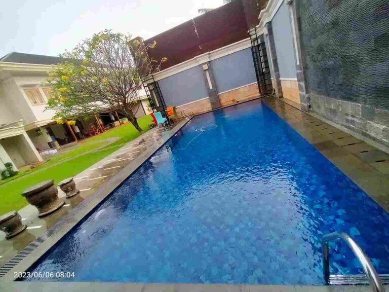 Perawatan Kolam Renang Semi Overflow