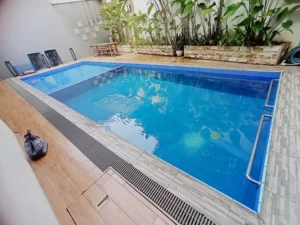 penyikatan kolam renang
