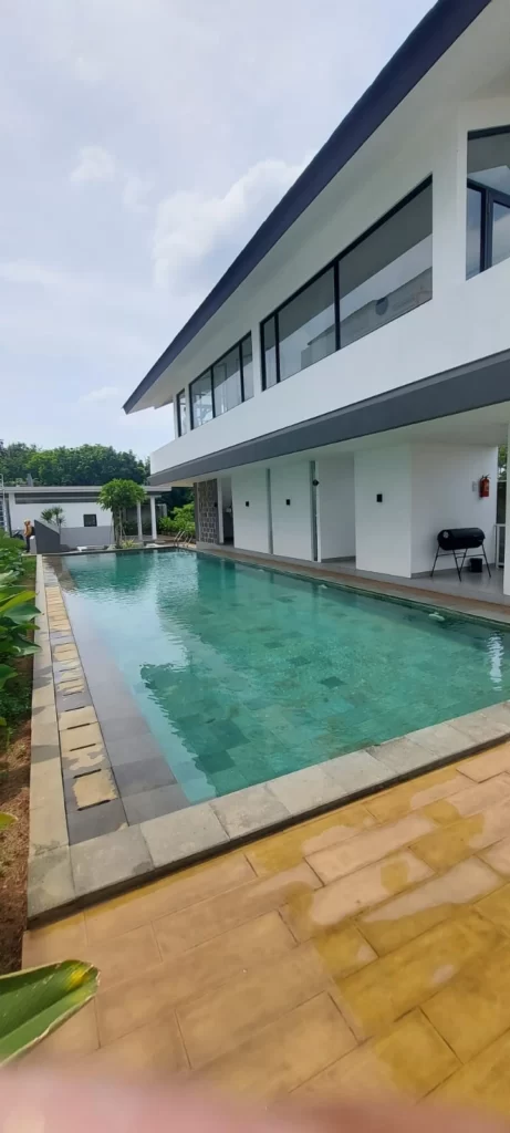 Gutter pada Kolam Renang merawat kolam musim hujan