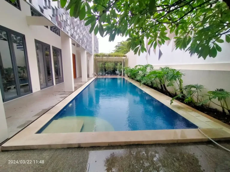 6 Tips Merawat Ubin Batu Alam di Area Kolam Renang