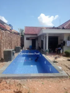 Mempercantik Kolam Renang dengan Keramik Roman