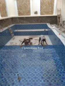 Pesona Visual dan Pemasangan Mozaik Kolam Renang yang Tepat