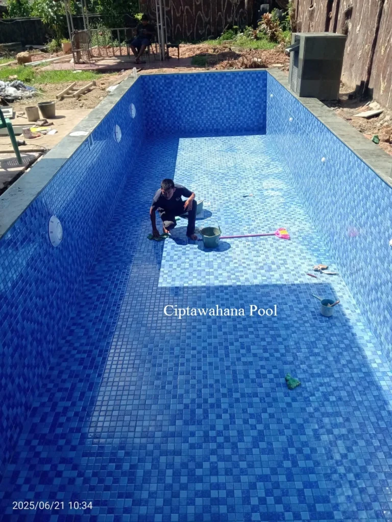 Mempercantik Kolam Renang dengan Keramik Roman