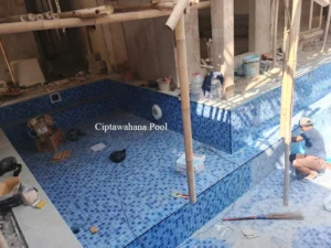 7 Tips Mengganti Keramik atau Mozaik Kolam Renang dengan Aman