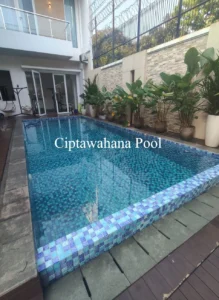 Perbandingan Perawatan Keramik Kolam Renang vs Mozaik