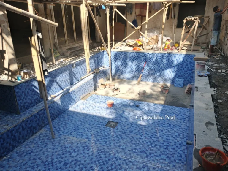 7 Tips Mengganti Keramik atau Mozaik Kolam Renang dengan Aman