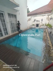 Solusi Membersihkan Dasar Kolam Secara Menyeluruh dengan Telescopic Handle